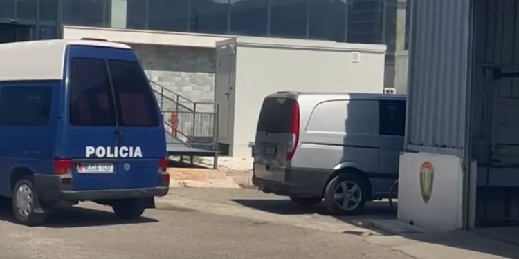 Gjenden 45 mijë euro në furgonin që mbërriti në Portin e Vlorës