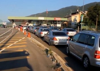 Radhë kilometrike në kufirin Shqipëri-Kosovë, shkak shtimi i kontrolleve