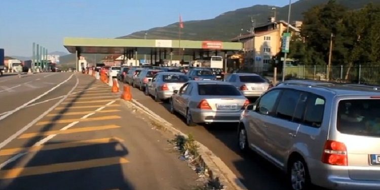 Radhë kilometrike në kufirin Shqipëri-Kosovë, shkak shtimi i kontrolleve
