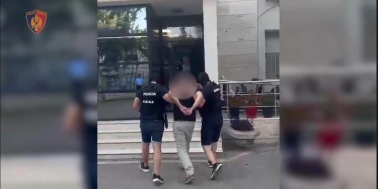 Kapet në Tiranë 41-vjeçari i kërkuar nga Austria për trafik droge dhe dhunë – Rrezikon deri në 20 vite burg