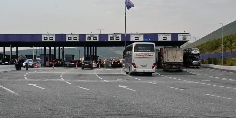 Fluks i qytetarëve të Kosovës drejt plazheve shqiptare