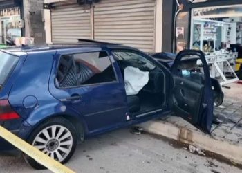 Makina përplaset me dyqanin në Shëngjin-Velipojë, plagosen 4 anëtarë të një familjeje