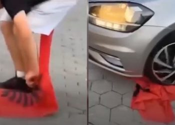 Disa të rinjë shqiptarë nga Kosova përdhosin flamurin kuqezi: VIDEO që ka ndezur polemikat. Reagon policia
