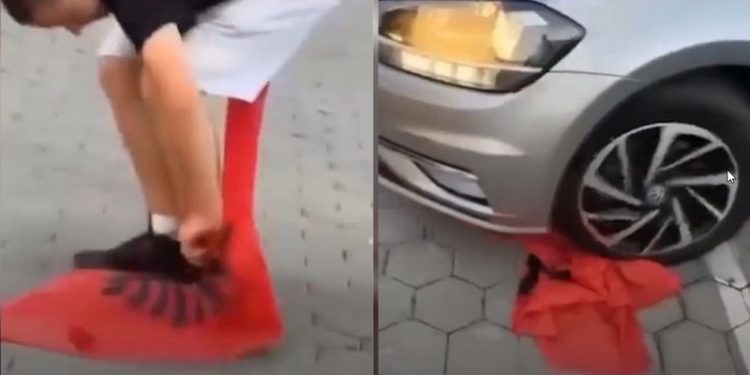 Disa të rinjë shqiptarë nga Kosova përdhosin flamurin kuqezi: VIDEO që ka ndezur polemikat. Reagon policia