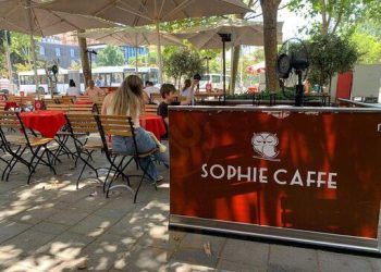 Skandal në mes të qendrës/ Sophie Caffe bllokon rrugën e kalimtarëve në mes të Tiranës. Shteti hesht