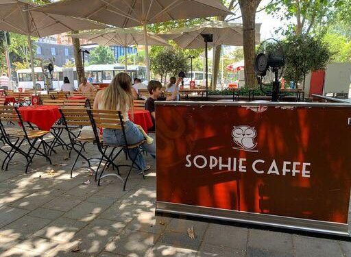 Skandal në mes të qendrës/ Sophie Caffe bllokon rrugën e kalimtarëve në mes të Tiranës. Shteti hesht