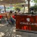 Skandal në mes të qendrës/ Sophie Caffe bllokon rrugën e kalimtarëve në mes të Tiranës. Shteti hesht
