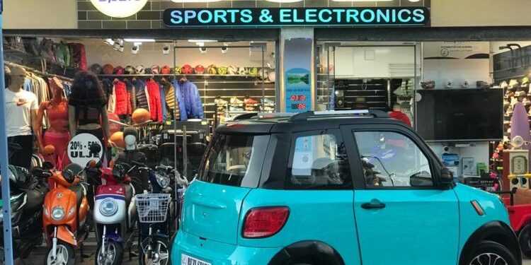 “Buzi Store shet motorë elektrikë pa dokumenta”/ Qytetarët denoncojnë: Policia po na i sekuestron