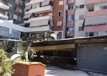 Rama krenohet me pamjet teksa fadroma shkatërron lokalin në Tiranë/ VIDEO