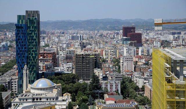 Raporti: Temperaturat brenda Tiranës ndryshojnë me 6 gradë nga lagja në lagje, nga betoni