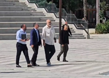 Rama vizitë të papritur në Bashkinë e Vlorës, mbledh stafin dhe deputetët
