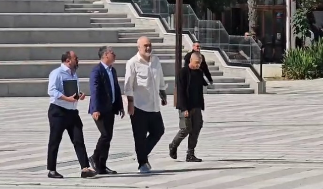 Rama vizitë të papritur në Bashkinë e Vlorës, mbledh stafin dhe deputetët