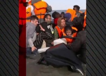 Policët francezë hyjnë në det me thika, çajnë gomonen me emigrantë të paligjshëm drejt Anglisë