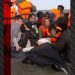 Policët francezë hyjnë në det me thika, çajnë gomonen me emigrantë të paligjshëm drejt Anglisë