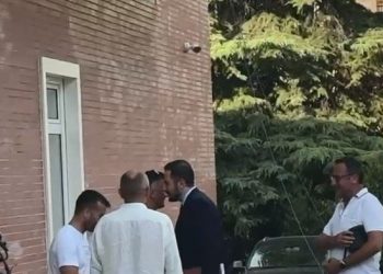 VIDEO/ Ervin Salianji mbërrin në selinë blu, pritet nga mbështetësit