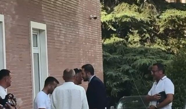 VIDEO/ Ervin Salianji mbërrin në selinë blu, pritet nga mbështetësit