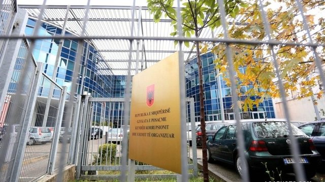 Trafik droge dhe grup kriminal, GJKKO lë në burg tre të pandehurit (EMRAT)