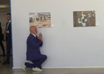 Video/ Rama përsërit skenarin, ulet sërish në gjunjë para Melonit