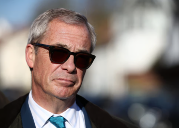 Nga retorika te rakia, POLITICO: 9 gjëra që Nigel Farage mund të bëjë në Shqipëri