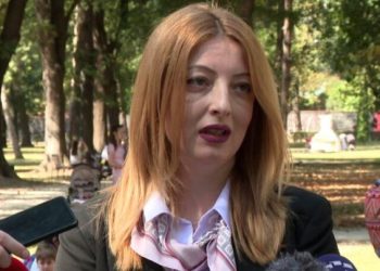 Sulmohet në fytyrë kryetarja e bashkisë së Shkupit, dërgohet me urgjencë në spital