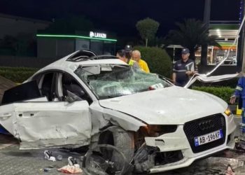 ‘Audi’ del nga rruga në autostradën “Tiranë-Durrës”, vdes 19-vjeçari, plagoset shoferi 18-vjeçar