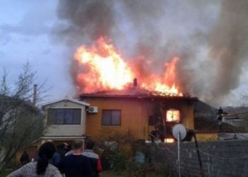 Zjarr në Fier, përfshihet nga flakë një shtëpi