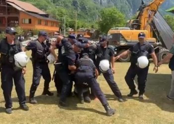 Molotov dhe përleshje me policinë, si paraqitet situata në zemër të Thethit