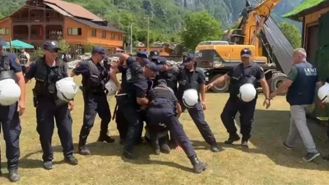 Molotov dhe përleshje me policinë, si paraqitet situata në zemër të Thethit