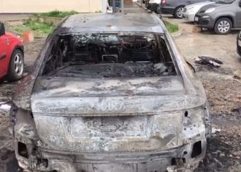 Digjen dy makina të parkuara në Korçë