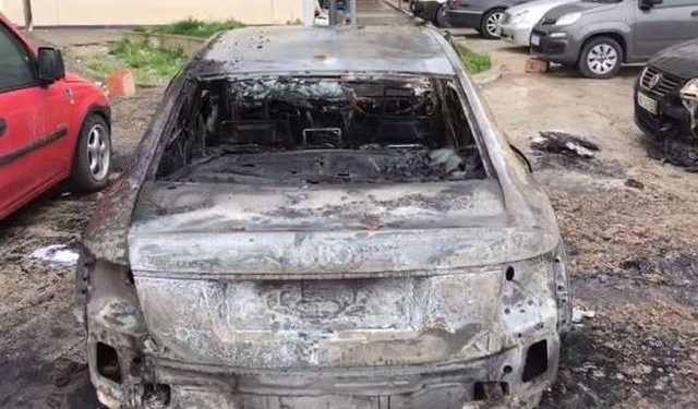 Digjen dy makina të parkuara në Korçë