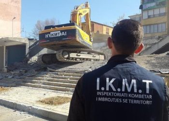 Kurorë me lule në derën e shtëpisë, kërcënohet drejtori i IKMT Shkodër