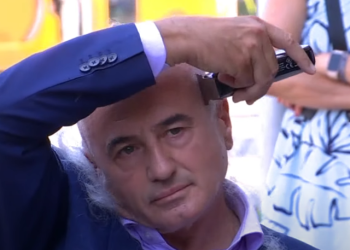 VIDEO/ Avokati Arianit Koci rruan kokën para Kuvendit