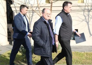 “Vetëm kështu mund t’i shpëtoj burgut”/ Polici që i dha telefonin zbardh bisedën e Veliajt me familjarët