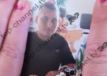 Foto/ Kjo është 26-vjeçarja që mbyti babanë në Fier