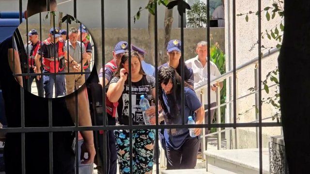 Mbyti me tel babanë, Emalinda pranon marrëdhënien intime me 55-vjeçarin, zbardhet dëshmia