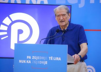Foto/ Berisha denoncon skandalin nga laptopi i Ballukut: Terroristët politikë përdorën punësimet në administratë përkundrejt votave