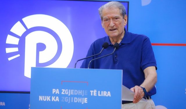 Foto/ Berisha denoncon skandalin nga laptopi i Ballukut: Terroristët politikë përdorën punësimet në administratë përkundrejt votave