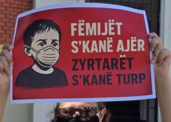 Zjarri në landfillin e Elbasanit, qytetarët protestë: Fëmijët s’kanë ajër, zyrtarët s’kanë turp