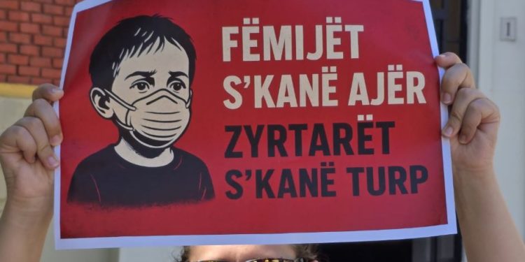 Zjarri në landfillin e Elbasanit, qytetarët protestë: Fëmijët s’kanë ajër, zyrtarët s’kanë turp