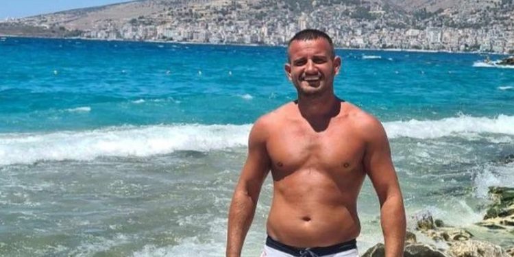 “Heroi i heshtur” i turistëve në Sarandë! Ky është i riu i cili shpëtoi sot gjashtë pushuesit që rrezikuan të mbyteshin