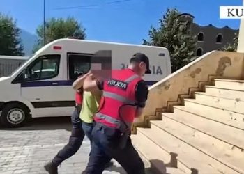 Mbante në banesë kallashnikov dhe municion luftarak, arrestohet (VIDEO-EMRI)