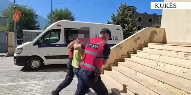 Mbante në banesë kallashnikov dhe municion luftarak, arrestohet (VIDEO-EMRI)