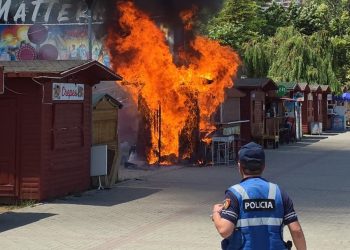 Përfshihet nga flakët kioska në Pogradec