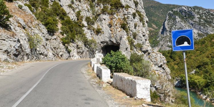 Gjendet i pajetë 23-vjeçari pranë liqenit të Shkopetit, dyshimet