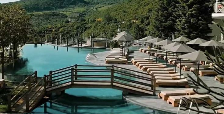 “Na përzunë me arrogancë”, qytetarja ‘demaskon’ Dajti Oaz Resort: Më kërkuan të fshij review-n negative