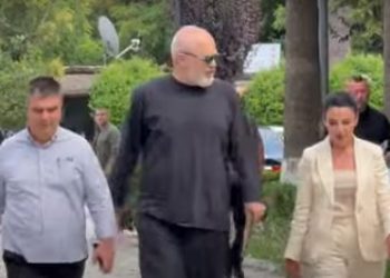 I kërcënoi me shkarkime/ Rama mbërrin në bashkinë e Fierit