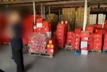 Skandal në Vorë/ Grumbullonin produkte të skaduara në Tiranë, Durrës e Elbasan dhe i rihidhnin në treg, dy të arrestuar