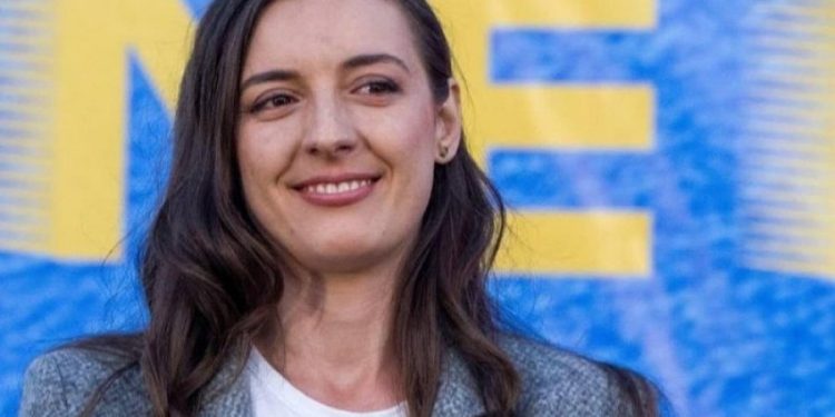Kandidatja e PS në Fier ia “lë” mandatin e deputetit, Zegjinesë: Ka luftuar më shumë se unë në fushatë