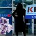 E mbajti të fshehtë/ Zyrtares së KPP i vjedhin 200 mijë euro në banesë dhe i marrin peng vëllain (EMRI)