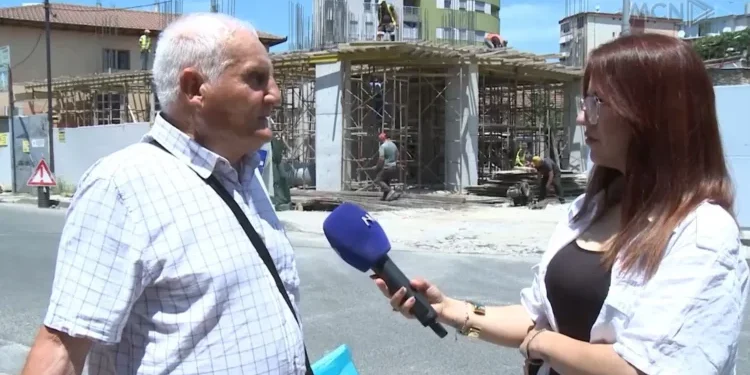 Pallati i vëllezërve Xhebrahimi ngjitur me shtëpinë/ Familja Allmuça: Do bëjmë vetëgjyqësi nëse s’ka reagim